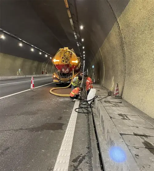 金秀隧道排水渠清淤